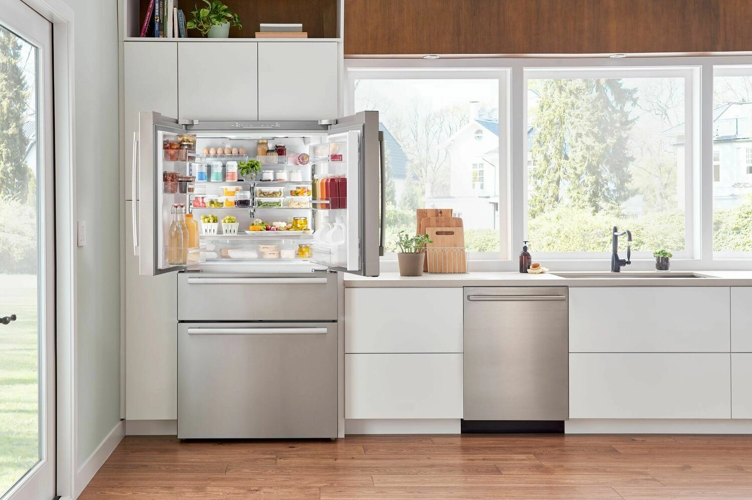 Bosch B36CL80SNS 800 Series French Door Bottom Mount Refrigerator 36'' Easy Clean Stainless Steel B36Cl80Sns