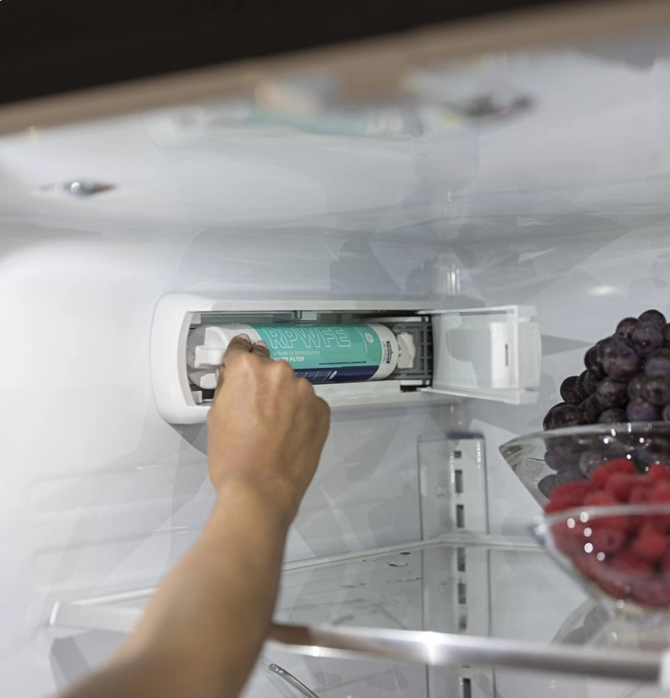 Cafe CWE23SP4MW2 Caf Energy Star? 23.1 Cu. Ft. Smart Counter-Depth French-Door Refrigerator