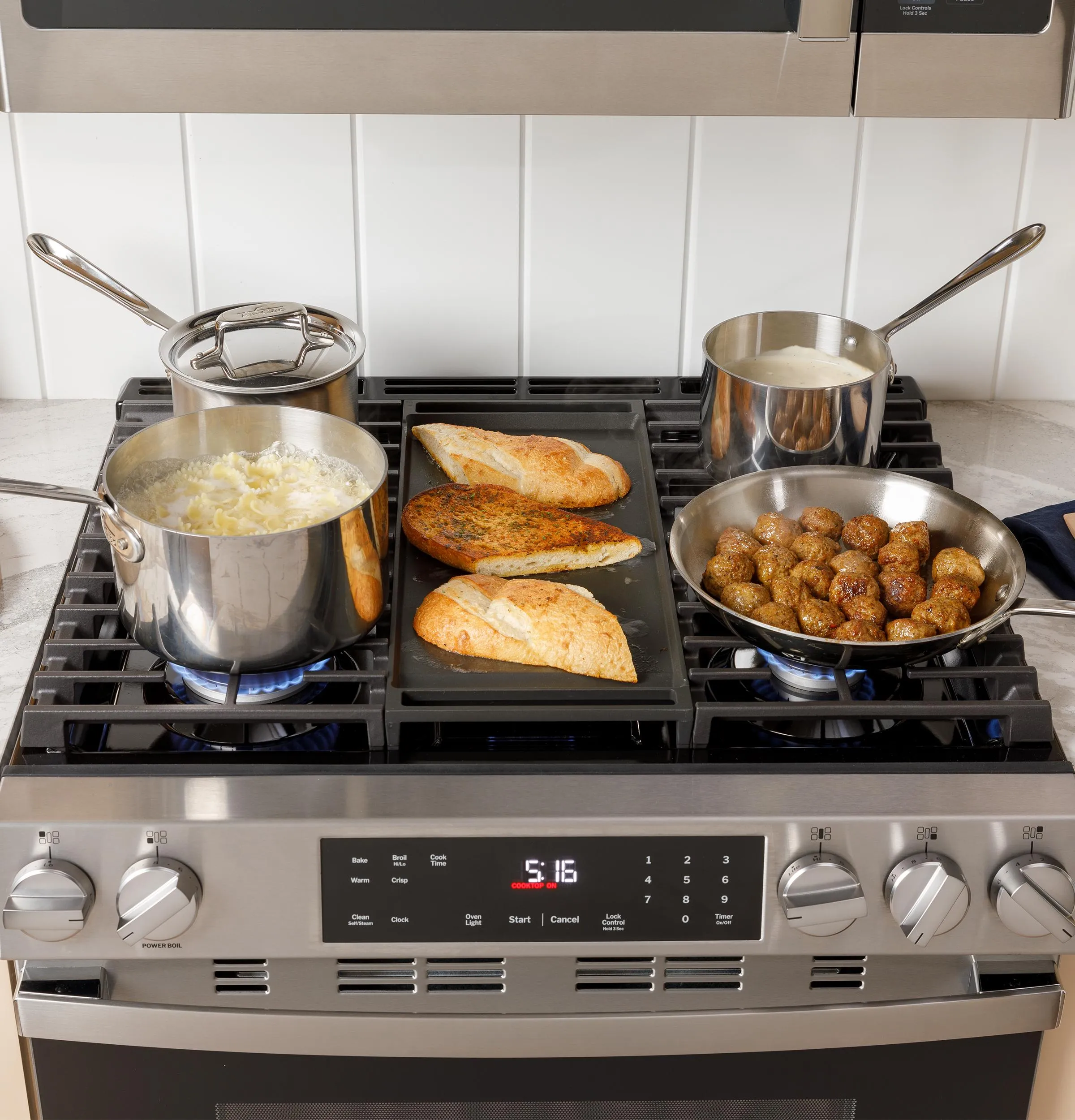 Ge Appliances GGF600AVES Ge? 30" Free-Standing Gas Convection Range With No Preheat Air Fry And Easywash&#8482; Oven Tray