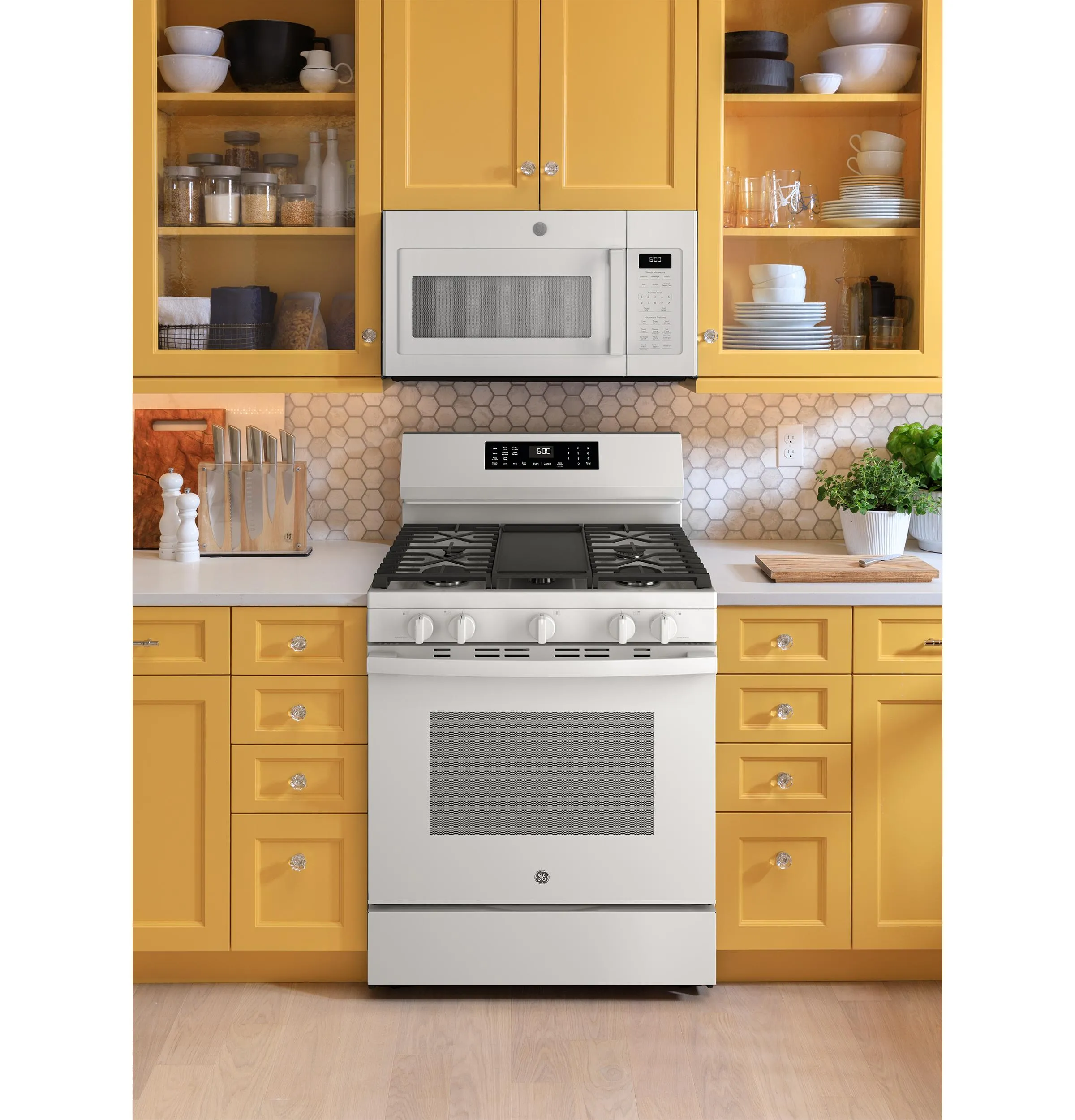 Ge Appliances GGF600AVWW Ge? 30" Free-Standing Gas Convection Range With No Preheat Air Fry And Easywash&#8482; Oven Tray
