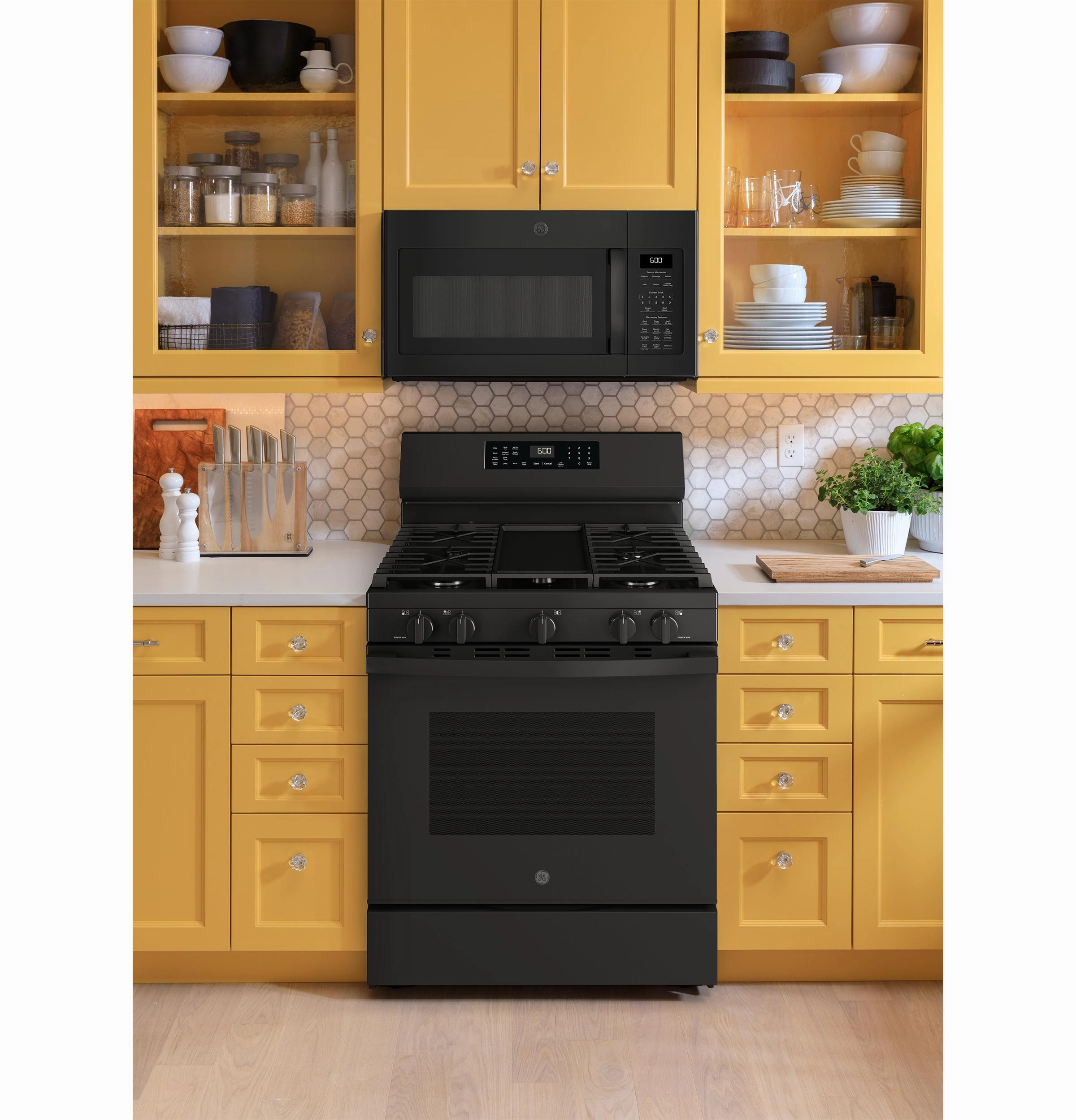 Ge Appliances GGF600AVBB Ge? 30" Free-Standing Gas Convection Range With No Preheat Air Fry And Easywash&#8482; Oven Tray