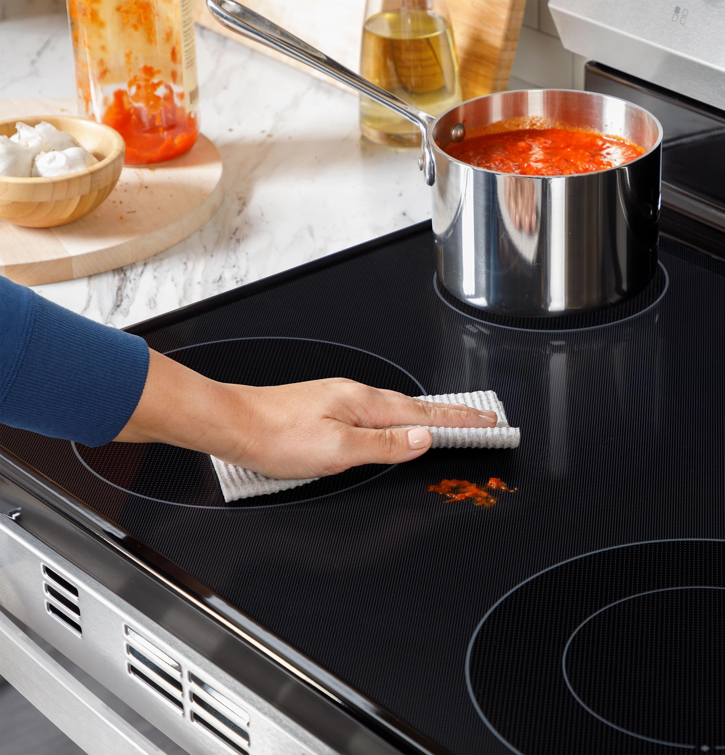 Ge Appliances GRF400SVSS Ge? 30" Free-Standing Electric Range